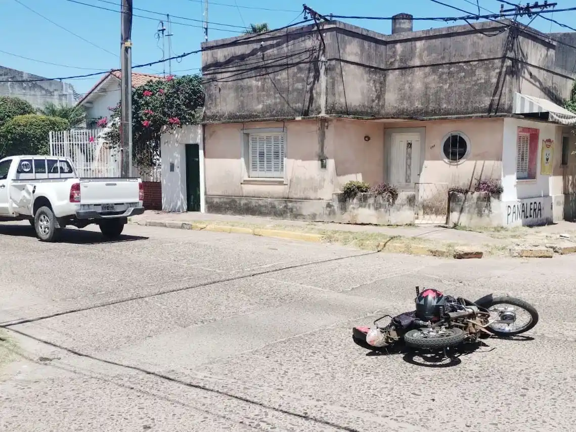 Hospitalizaron a un motociclista luego de chocar contra una camioneta