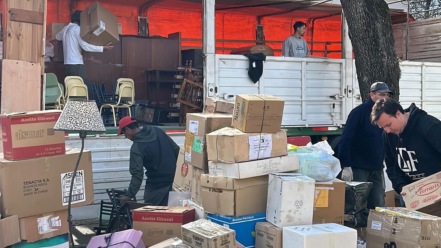 El camión fue cargado este miércoles desde la sede de la ONG en Venado. Foto: Gentileza.