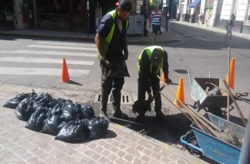 Se duplicó el robo de tapas de bocas de tormenta y llaves de paso en las calles de Rosario