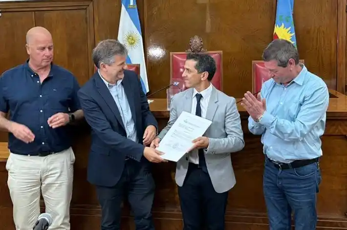 Diego Fernández recibió el reconocimiento de manos de los concejales.