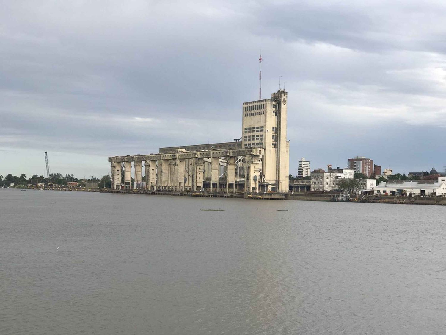 Vías Navegables autorizó operar contenedores en el Puerto local