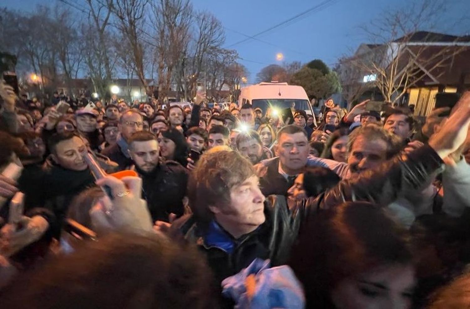 Javier Milei fue recibido por una multitud en su recorrida por Mar del Plata