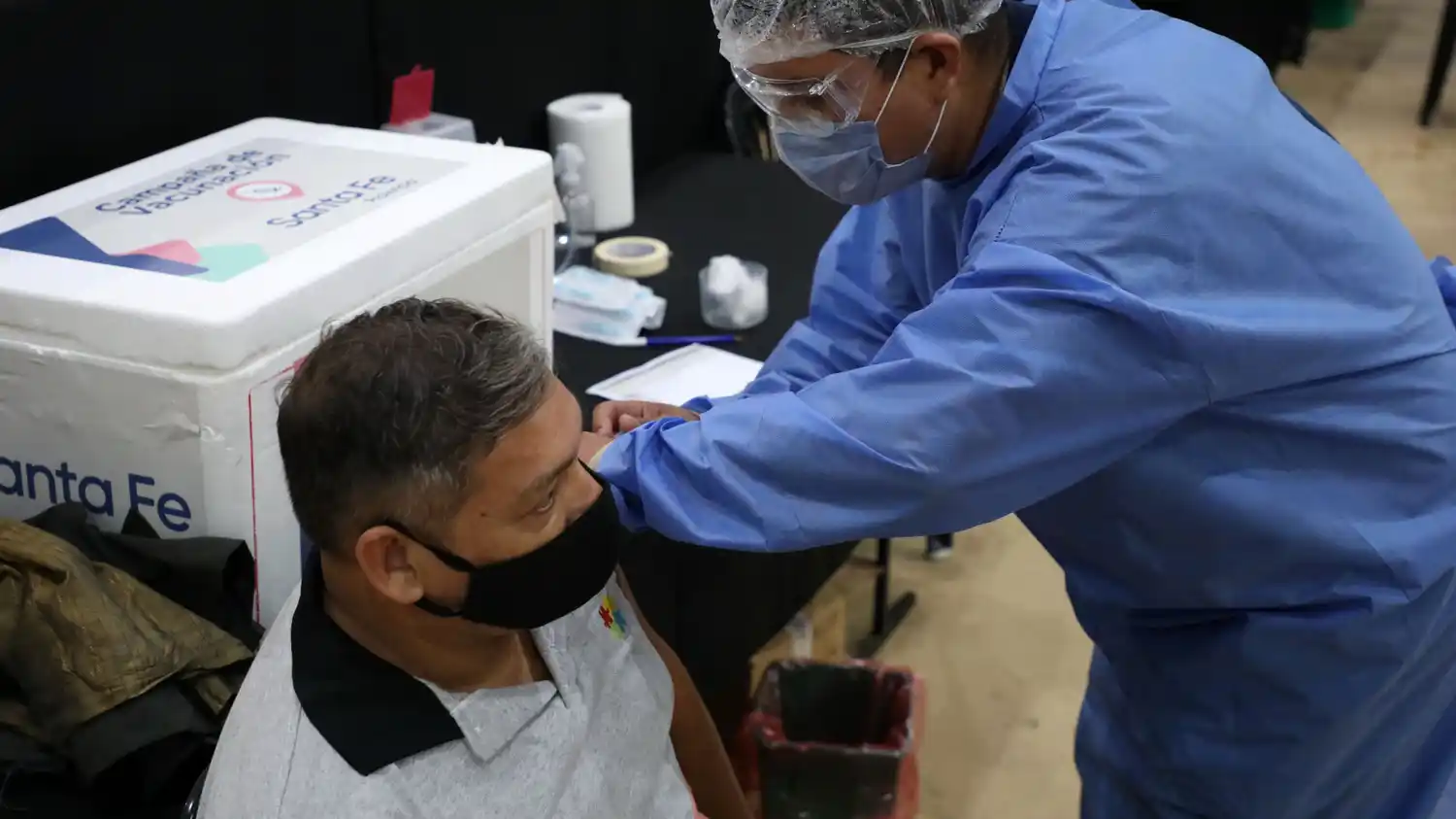 “El ritmo de vacunación es muy bueno”, aseguró Perotti en la segunda jornada prevista para los docentes