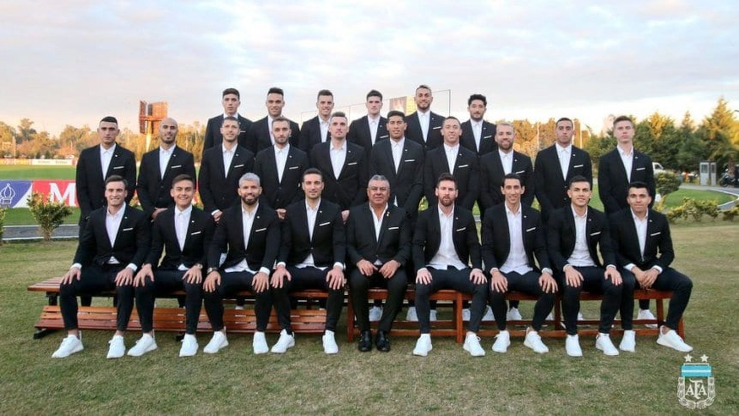 La Selección se vistió de gala y luego partió rumbo a Brasil