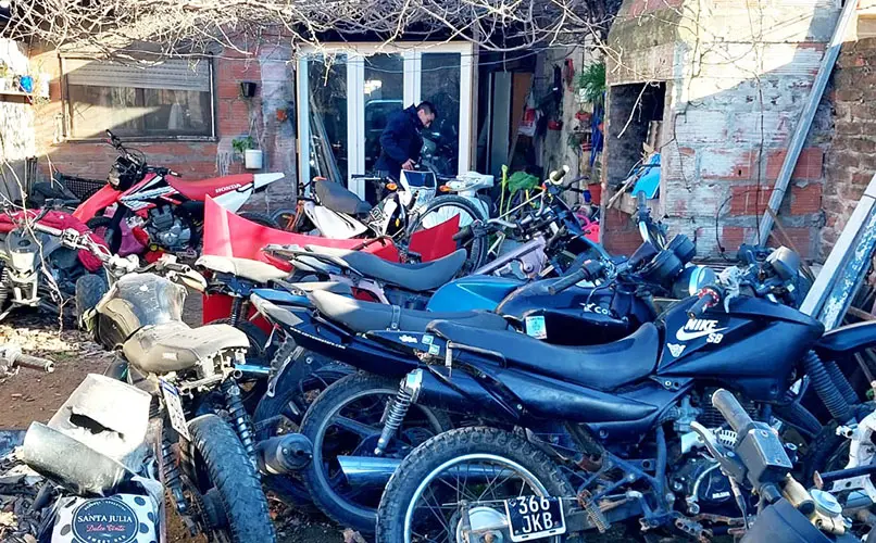 Hallaron un “aguantadero” con motos sustraídas y desarmadas