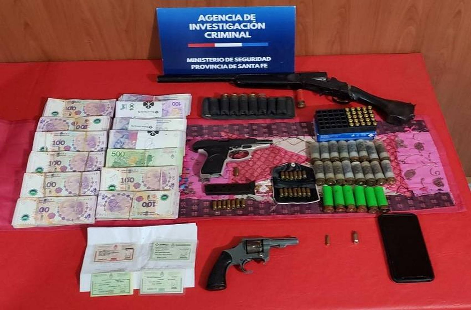 Casas baleadas: cuatro detenidos en barrio Tiro Suizo con un arsenal y una abultada suma de dinero