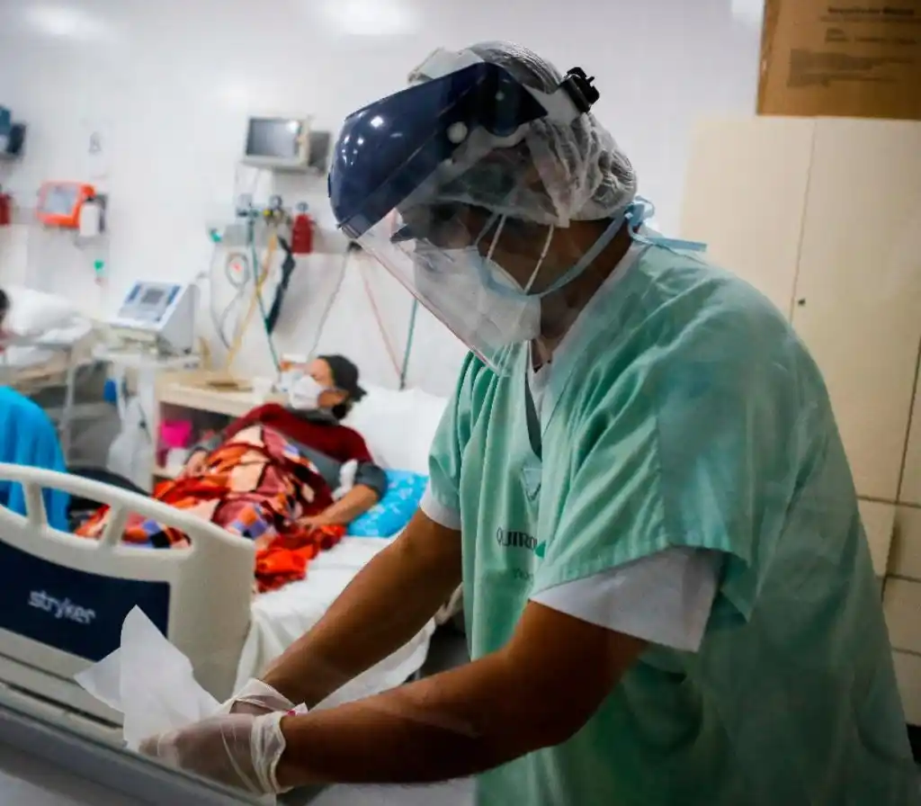 Al borde del colapso sanitario: Del aplauso de las nueve al olvido social de los médicos