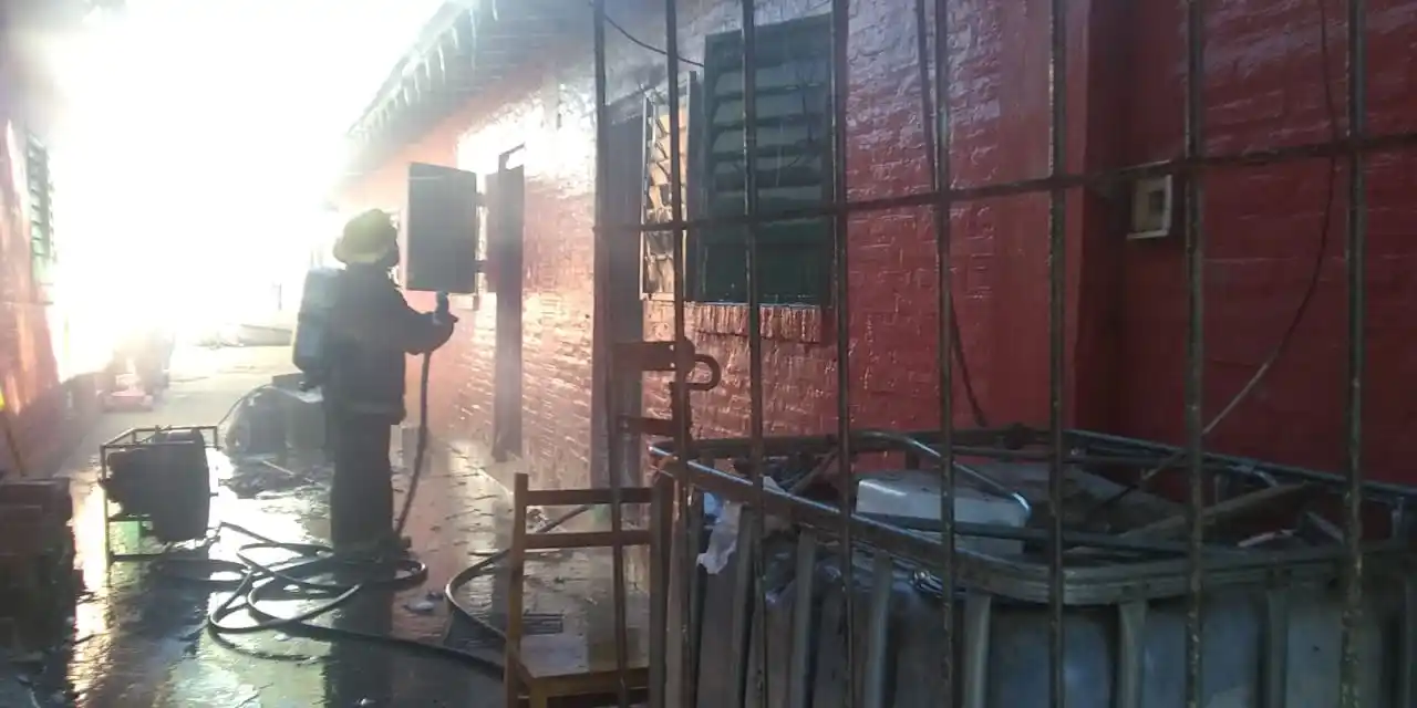 Vecinos piden donaciones para la familia a la que se le incendió la casa