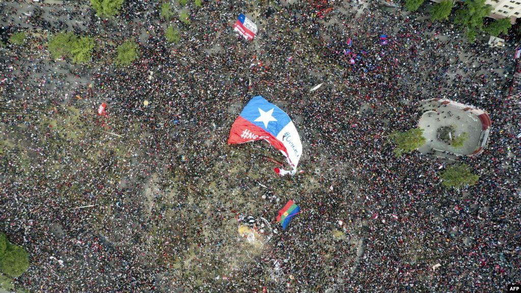 Ejército de Chile levanta toque de queda, Piñera pide renuncia a ministros