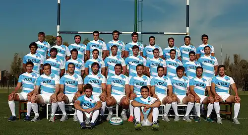 Los Pumas realizan colecta solidaria en La Plata