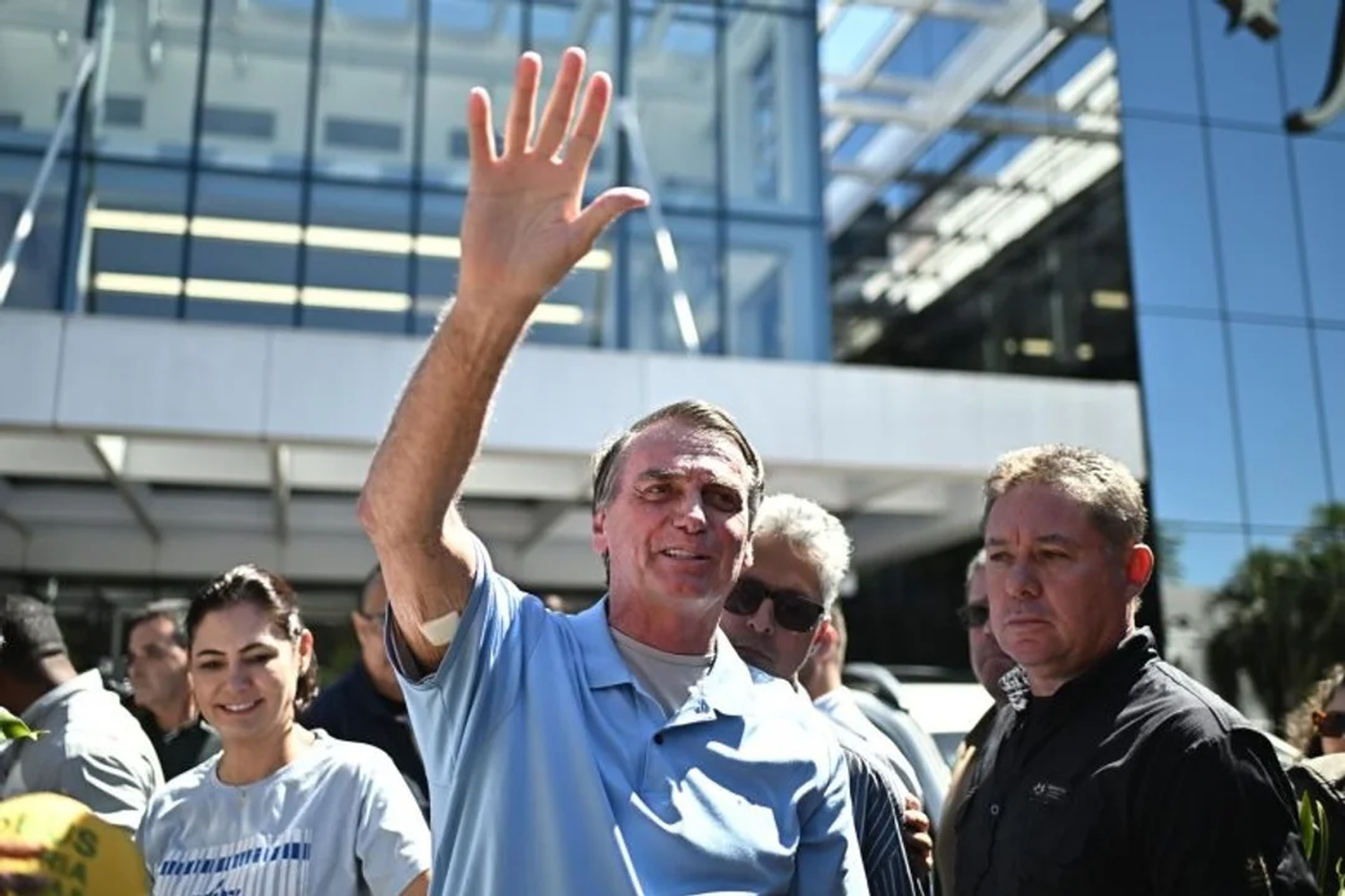 Bolsonaro salió del hospital de Brasilia este domingo