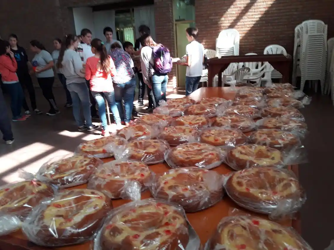 Vendieron roscas de pascua con el objetivo de comprar bancos