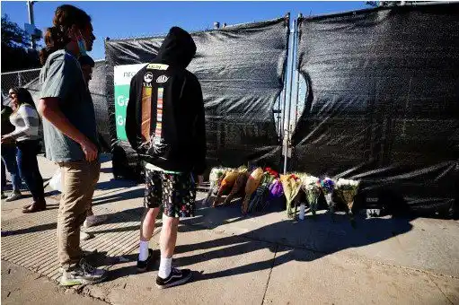 Ofrendas fueron dejadas a las puertas del Astroworld Fest. Fotos AFP