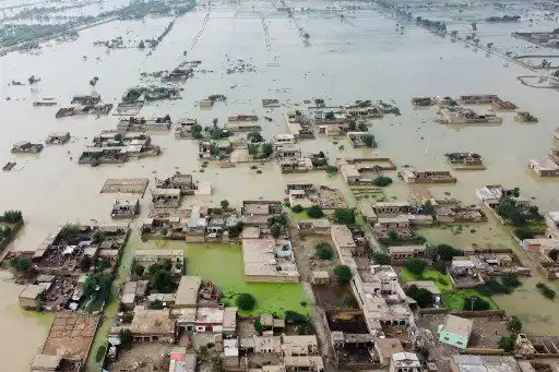 ¡33 MILLONES DE AFECTADOS! Pakistán bajo las aguas: más de 1.130 muertos por inundaciones