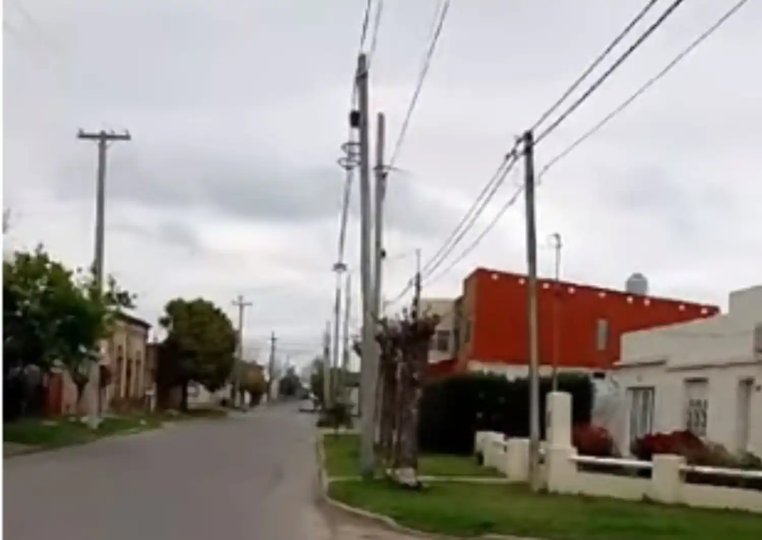 Preocupación por un poste en Independencia y Antón