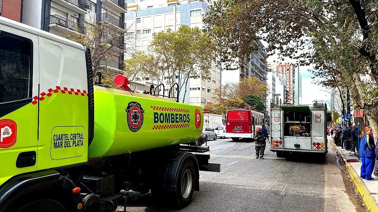 El fuego se originó en un departamento del séptimo piso en Luro al 2600