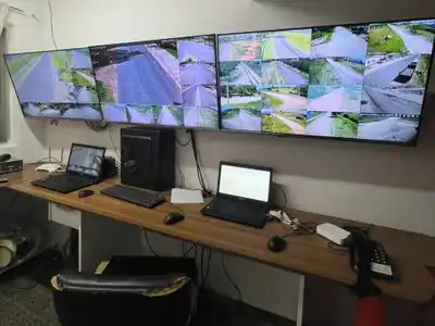 Junto al Jefe de Policía Departamental, el intendente Fiorotto recorrió el Centro de Monitoreo de Pueblo Belgrano