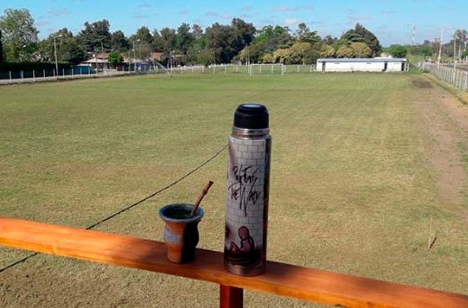 El peculiar protocolo habilitado en las canchas de Uruguay