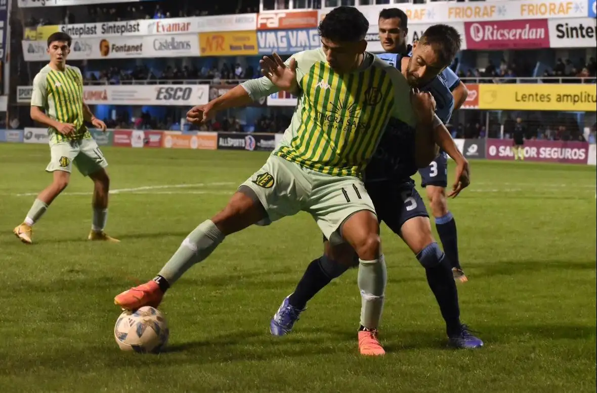 Laméndola protegiendo el balón.