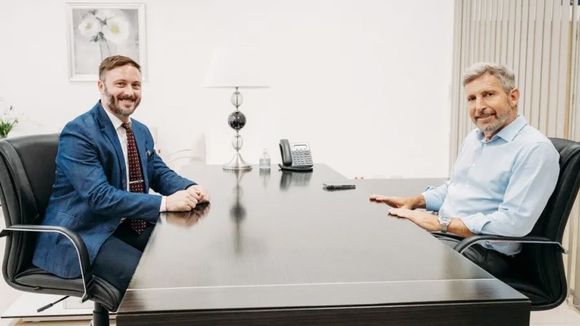 Azcué apuntó contra los “radicales de café” y llamó a respaldar al gobierno