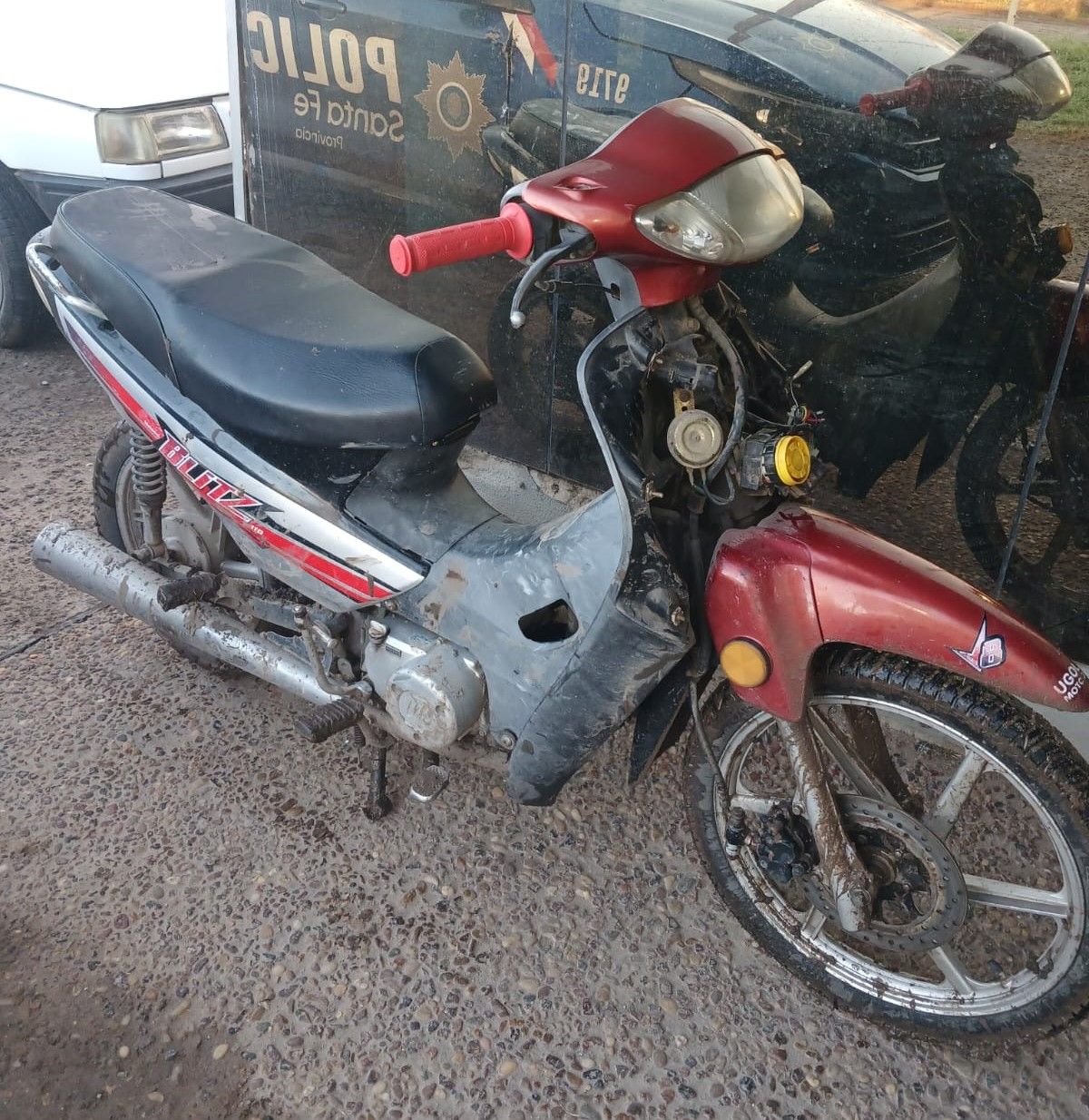 La motocicleta recuperada por personal policial.