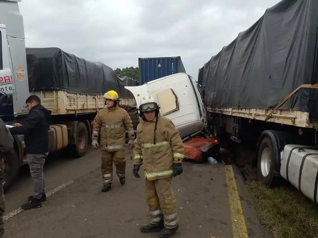 Tres camiones paraguayos chocaron en cadena en la RN14