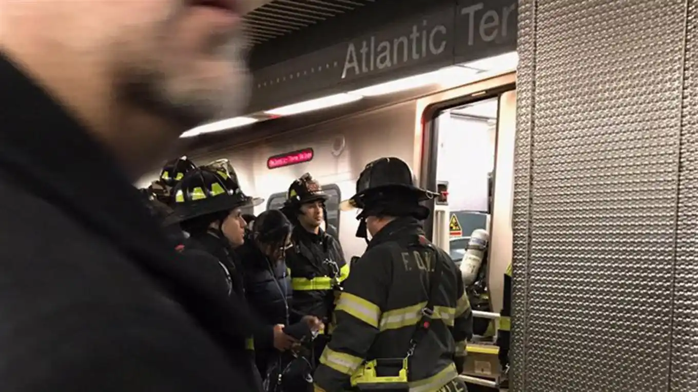 Descarriló un tren en Nueva York: al menos 76 heridos