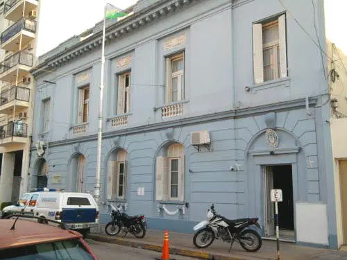 Locura en Pergamino: Subió a un techo y disparó contra dos chicas que pasaban por la calle