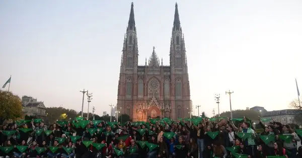 El Pañuelazo a favor de la legalización del aborto se sintió en la Provincia