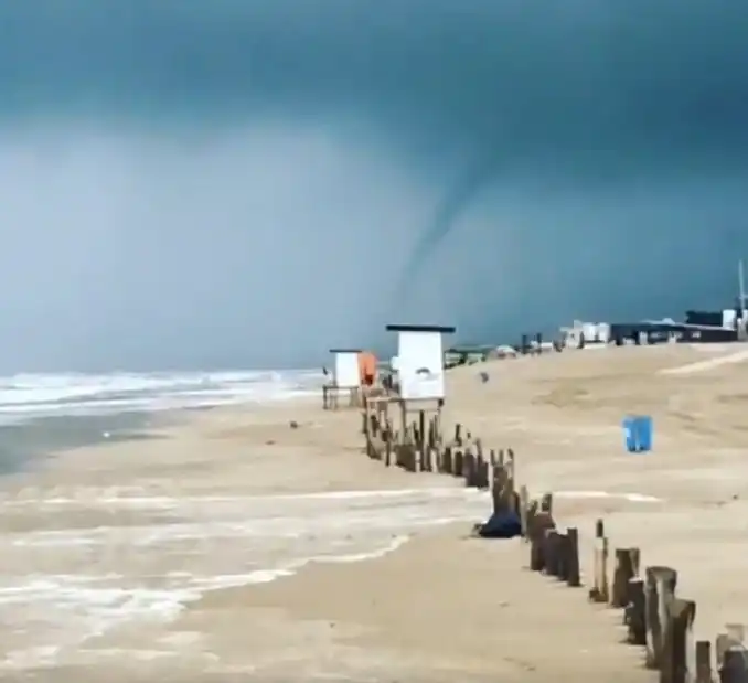 Temporal en la costa: Tromba marina destrozó paradores en Pinamar