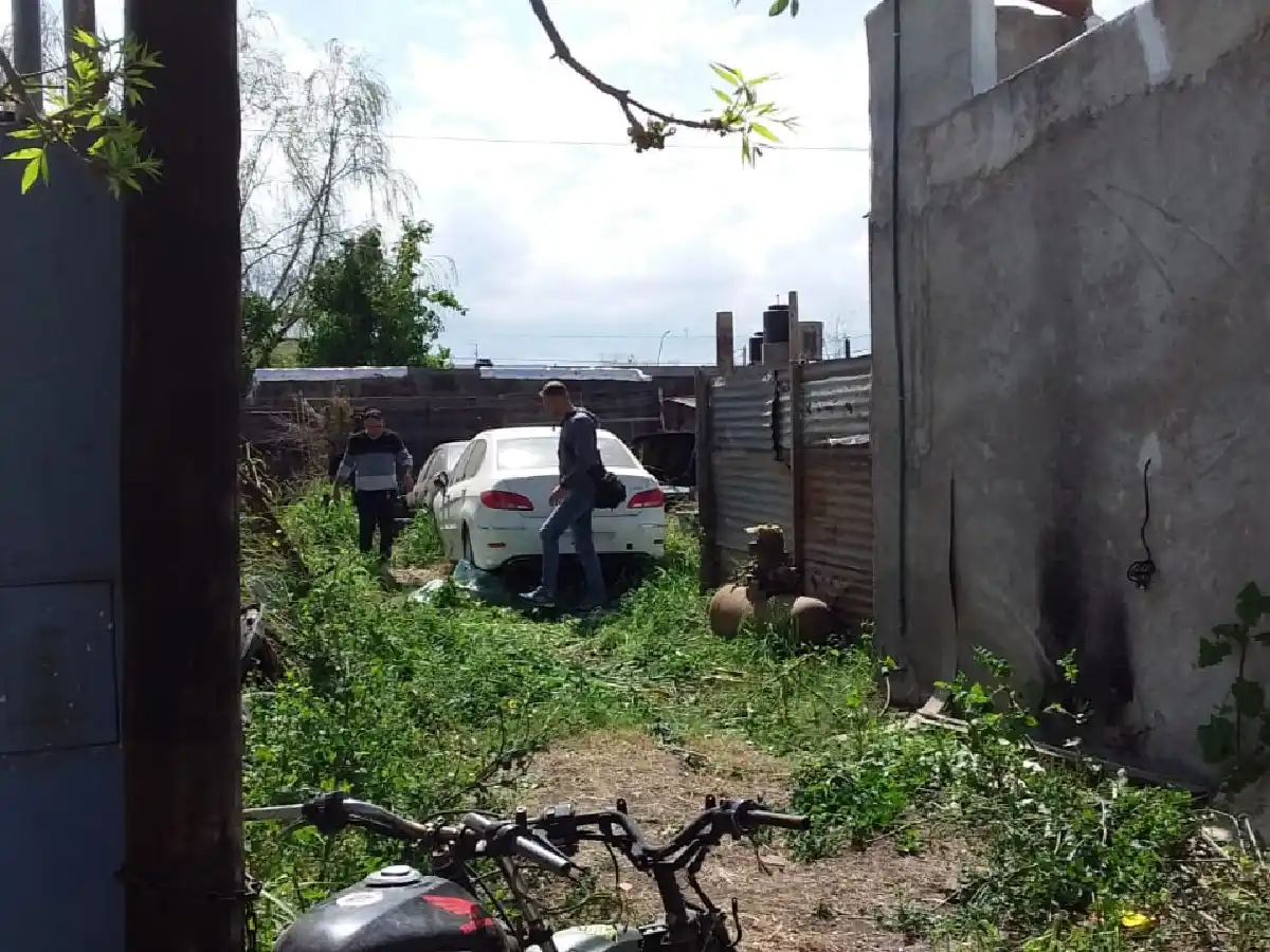 Allanan un taller en La Milka y secuestran dos autos y diez motos 