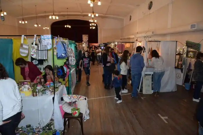Feria Artesanal en la Sociedad Italiana