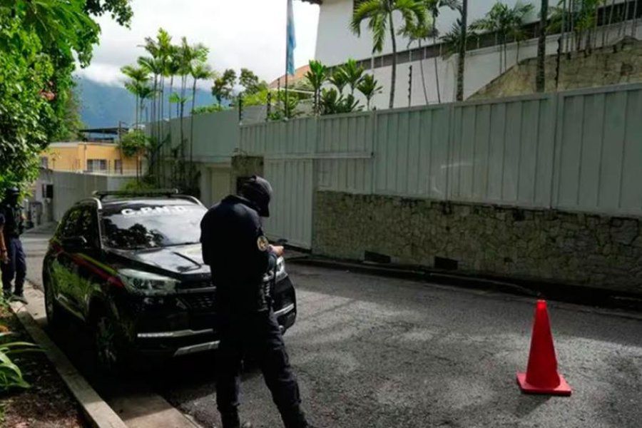 Los diplomáticos argentinos dejarán la embajada en Venezuela e irán a España: no hay definiciones sobre los asilados
