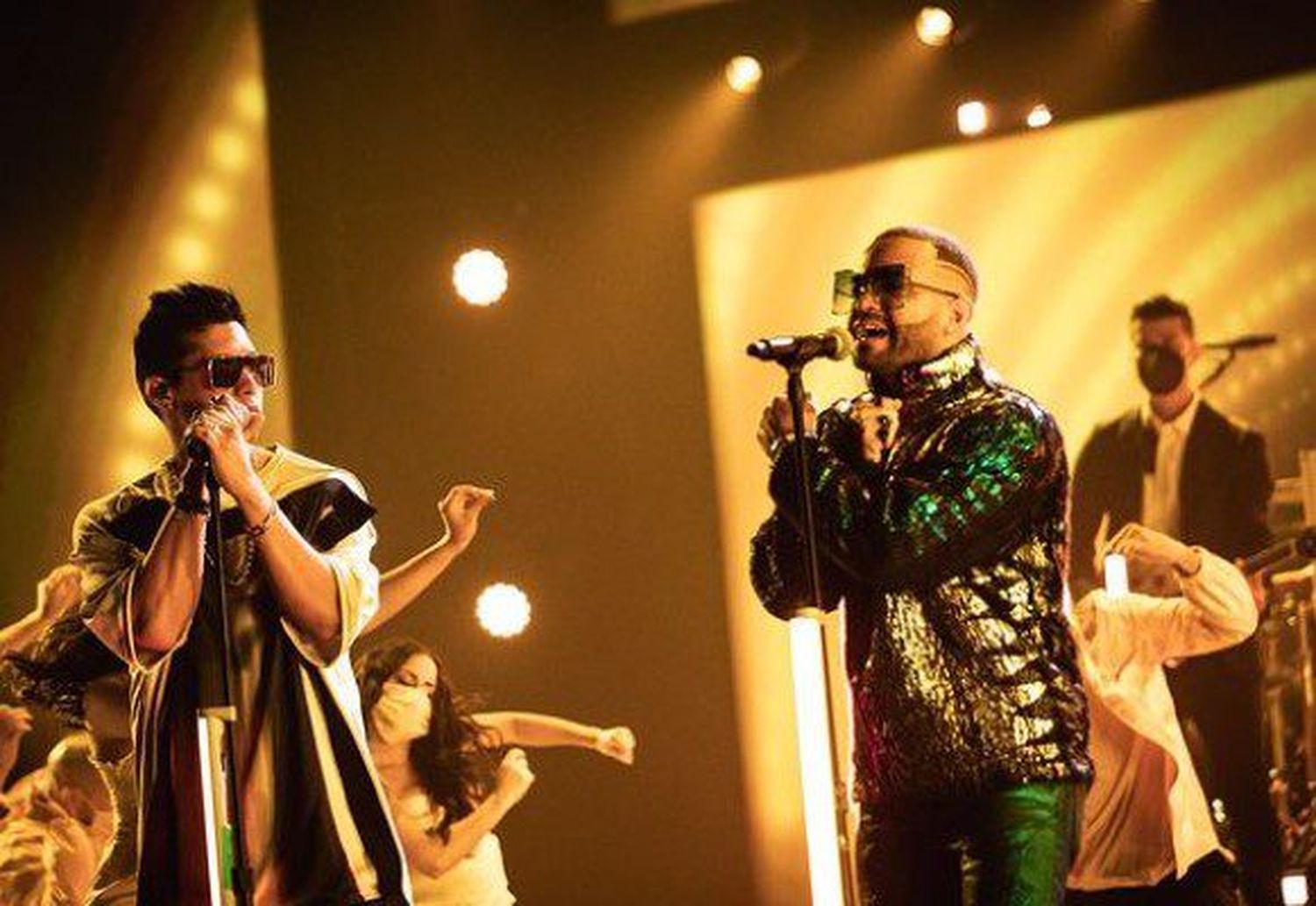Así suena el nuevo tema de Chyno y Nacho, después de premios Juventud
