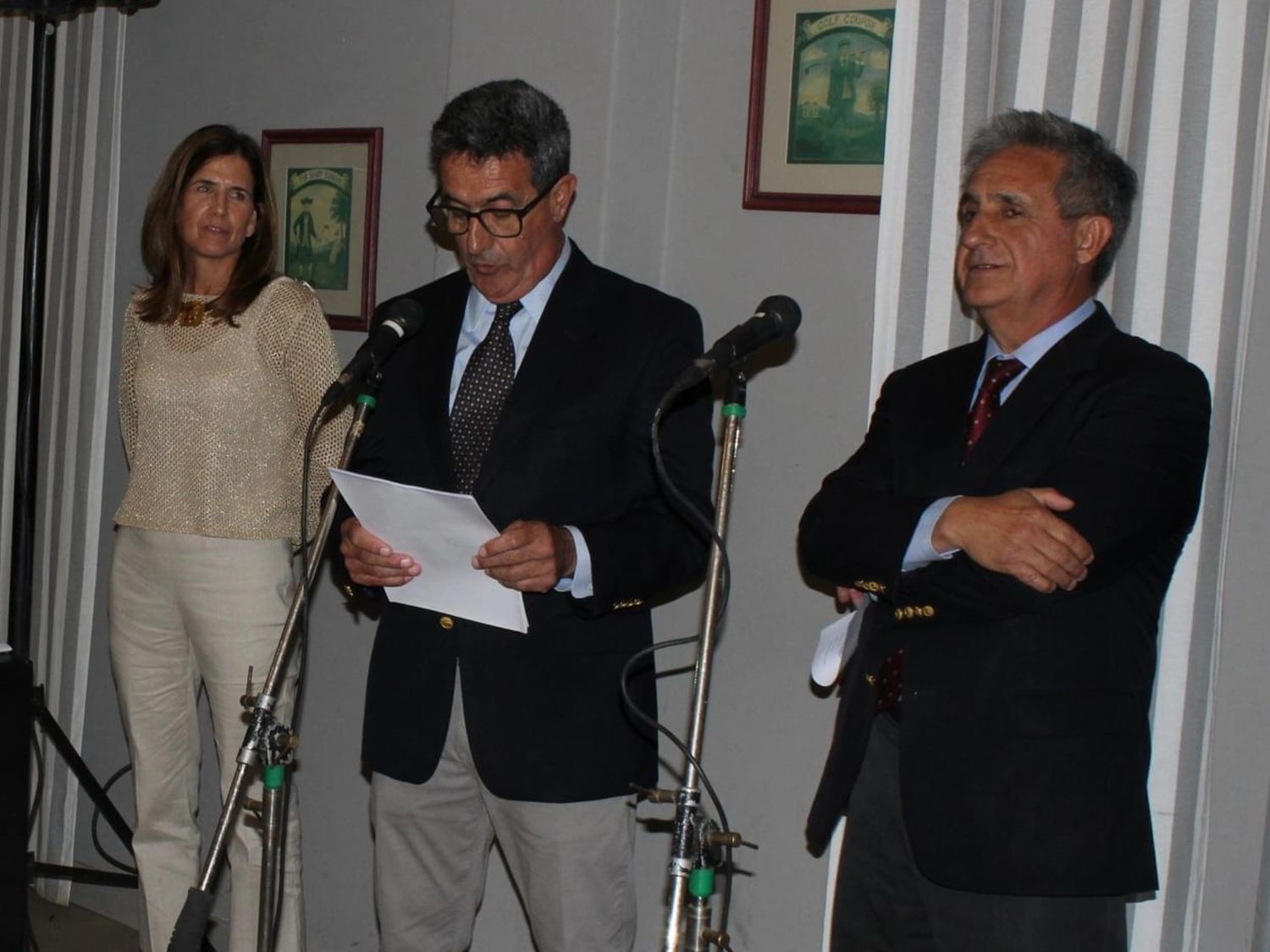 Nicolás Navarro, presidente del Tandil Golf Club, lee su discurso flanqueado por Lorena López Mata y por su hermano Fernando Navarro.