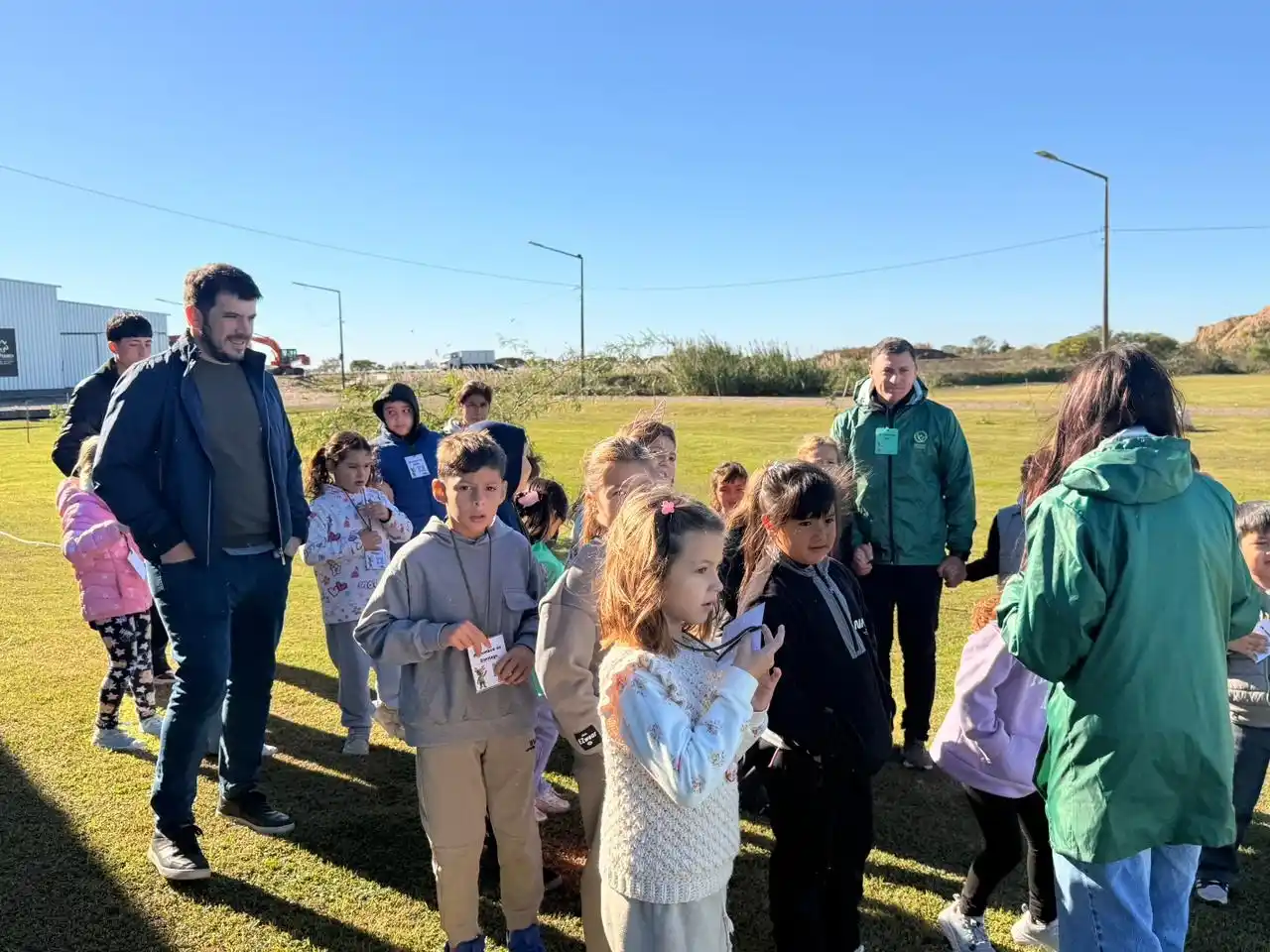 Junto a los niños, el intendente Chiarella y el coordinador Urreta. Foto: MVT