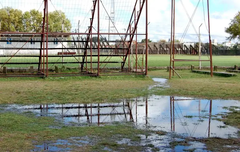 Imagen de archivo del Estadio Municipal con agua, escenario del partido que debían jugar hoy Pueblo Nuevo y Sud América.
