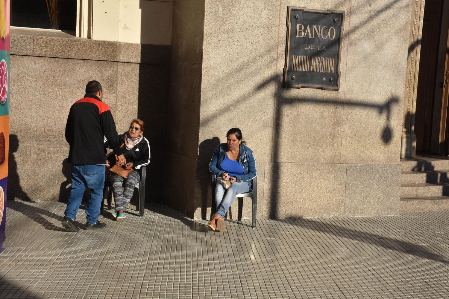 Bancos: se amplía la atención por ventanilla para personas con discapacidad