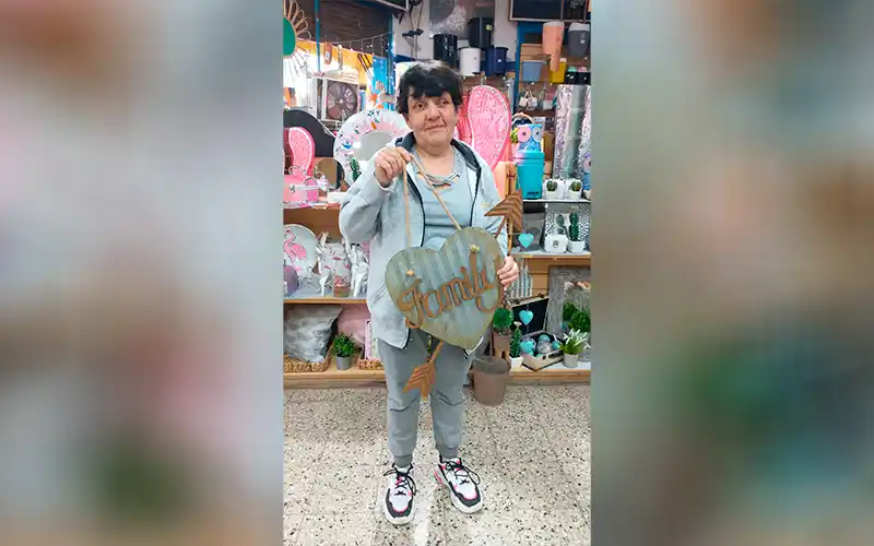 Raquel con su premio de La Bomba