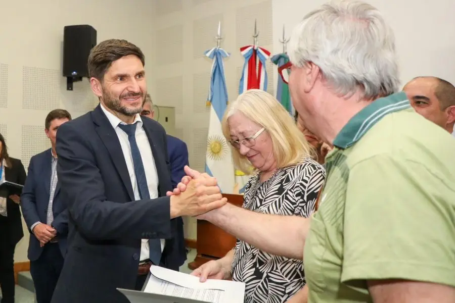 El gobernador firmó convenios con para la ejecución de obras