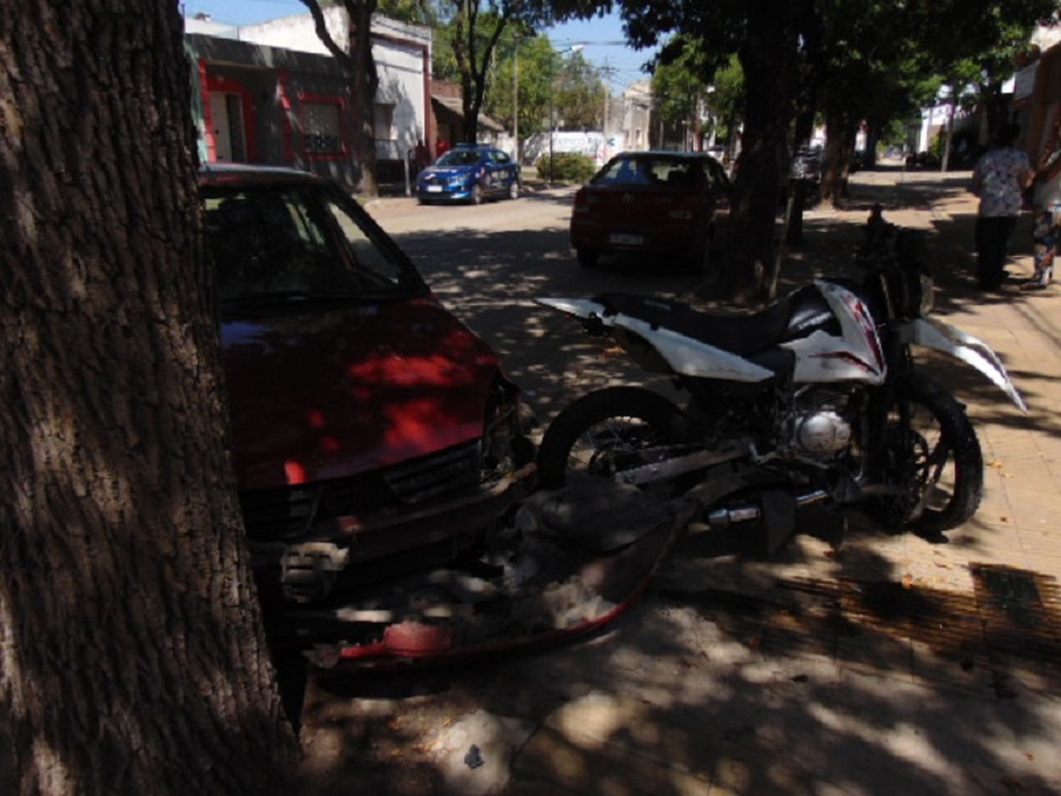 Venado Tuerto: fuerte choque entre auto y moto en España y Alvear