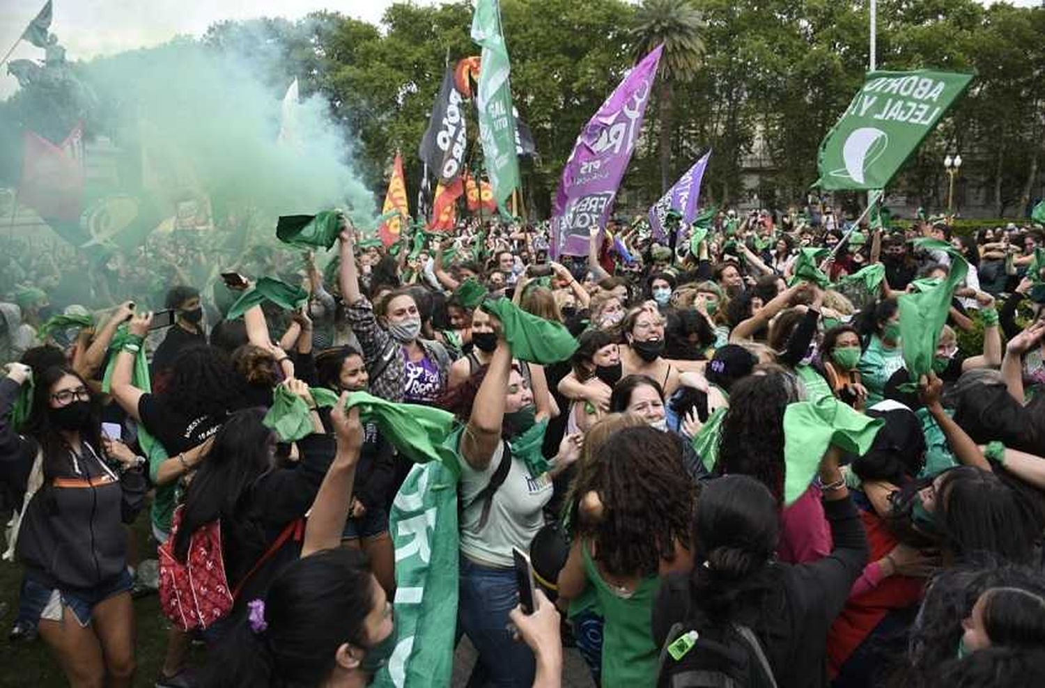 Euforia, alegría y abrazos interminables: los festejos en Rosario tras la media sanción del aborto legal en Diputados