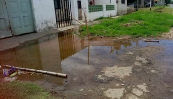 Una vereda inundada y un reclamo que lleva más de diez años