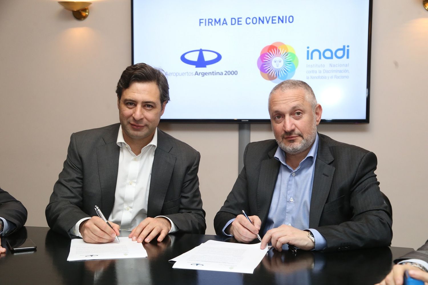 Aeropuertos Argentina 2000 firmó convenio con el INADI para combatir la discriminación