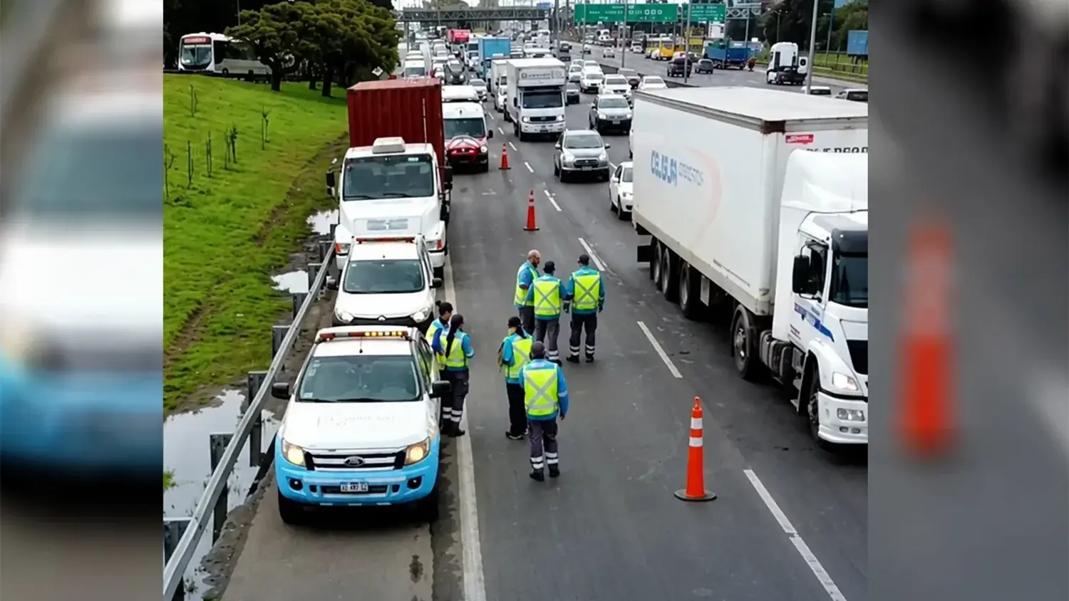 Controles viales a camiones sobre autopista Panamericana.