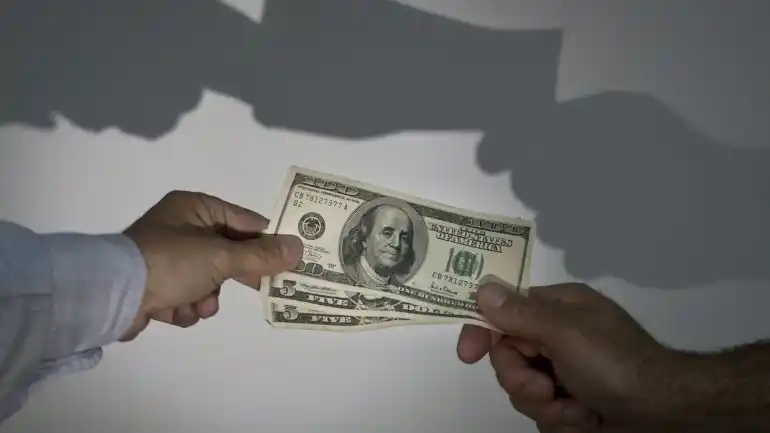 Subió el dólar libre porque recortaron 40% la venta de divisas para ahorro