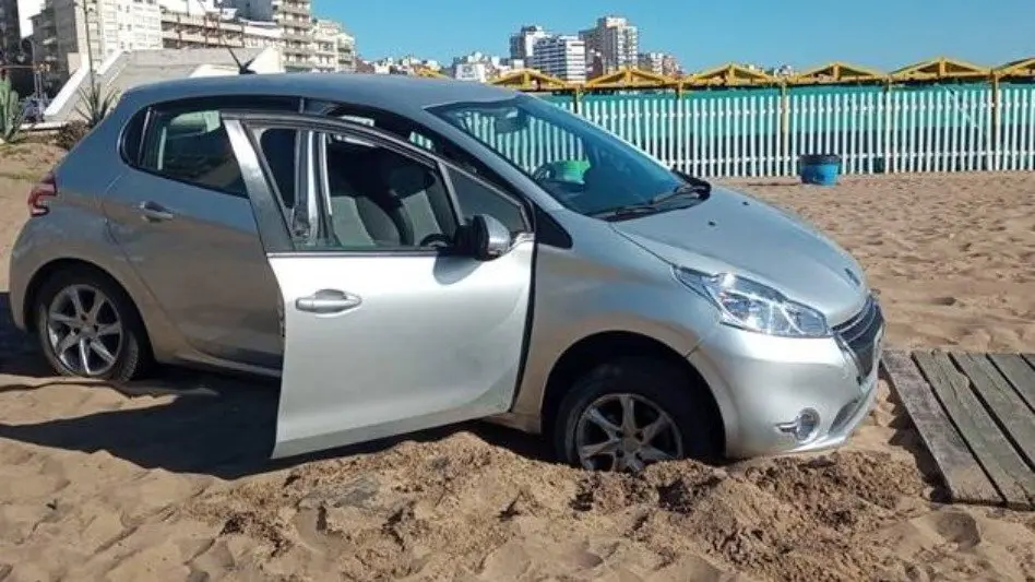 Estaba alcoholizado, se metió en la playa y atascó su auto en la arena