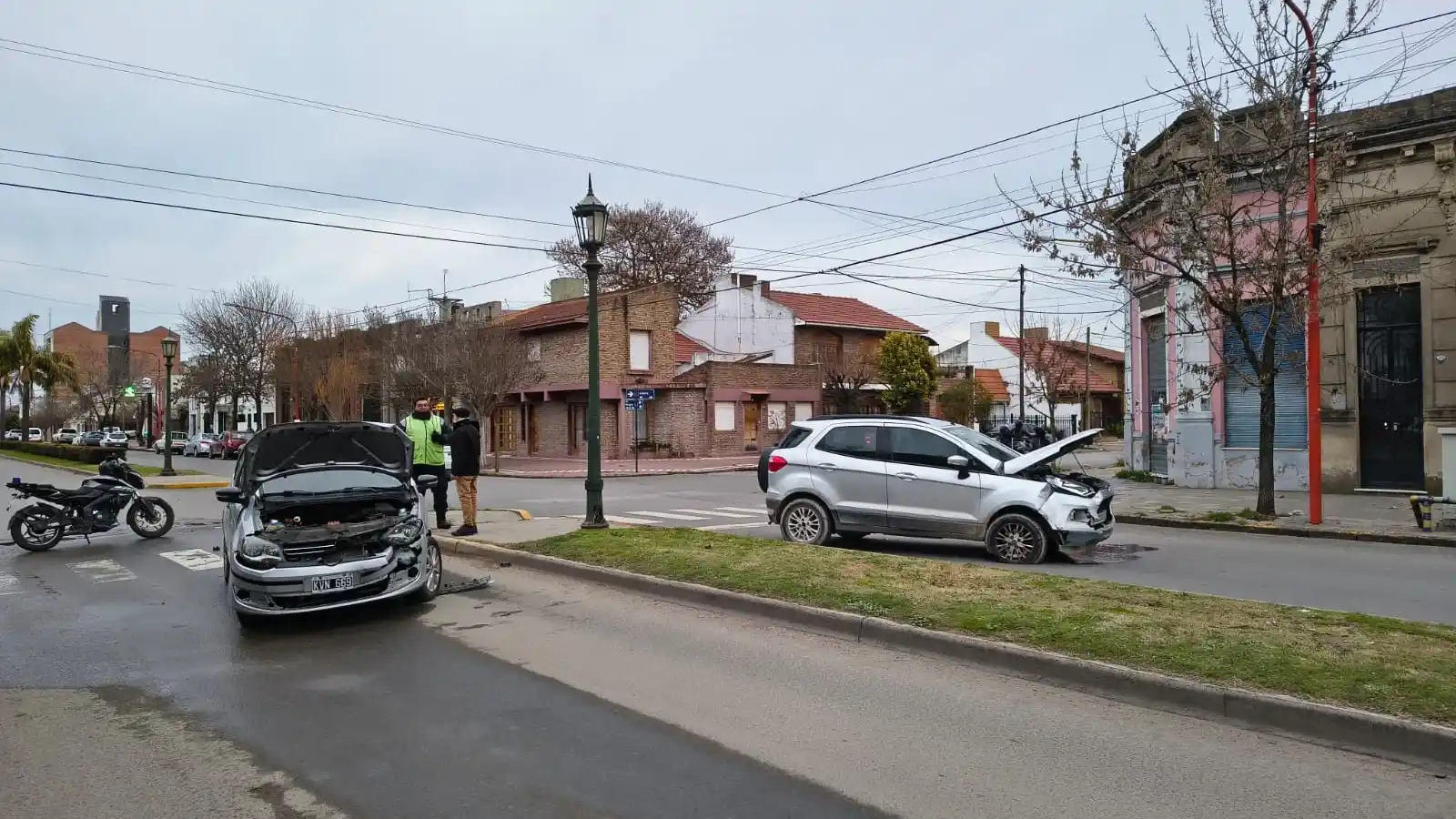 La Ford terminó cruzandose de carril tras el impacto