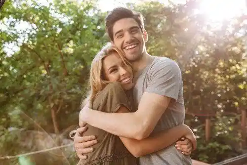Solas y solos “reloaded”: buscar el amor a la vieja usanza, en tiempos de Tinder
