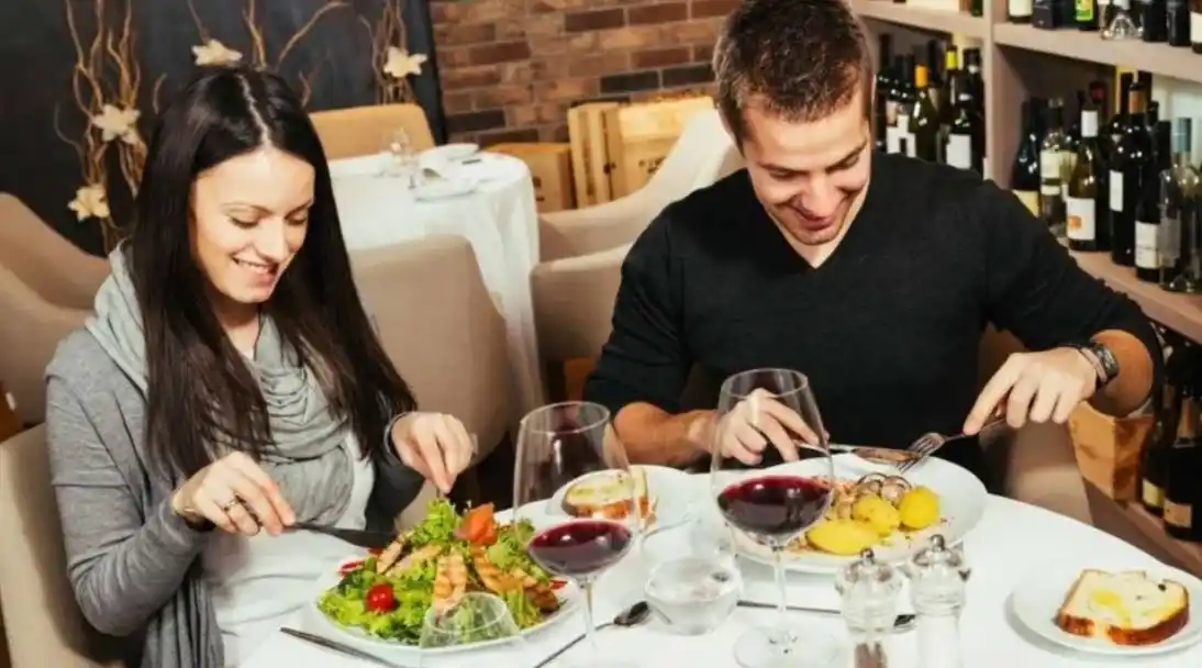 Comieron en un restaurante, pagaron el ticket, y dejaron una cochinada sobre la mesa